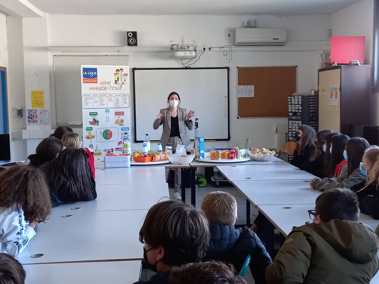 intervention jeune femme dans une école