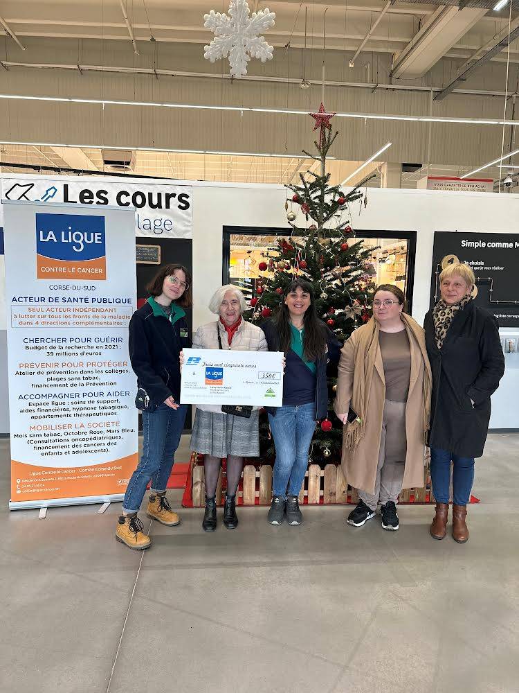 remise de cheque avec 5 femmes