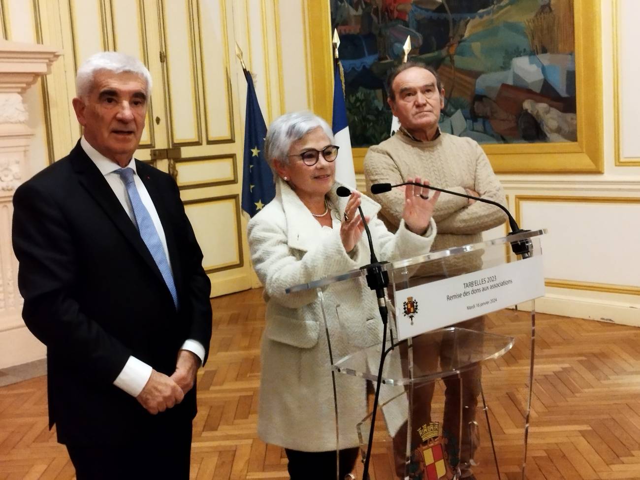 Annette Cuq reçoit un chèque de 26.000€ pour la Tarb'elles 2023 