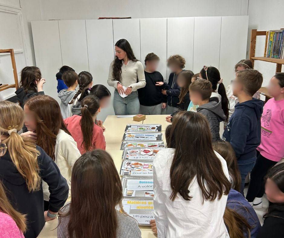 enfants autour d'une table