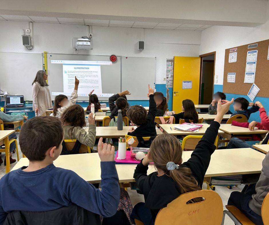 enfants dans une classe d'école
