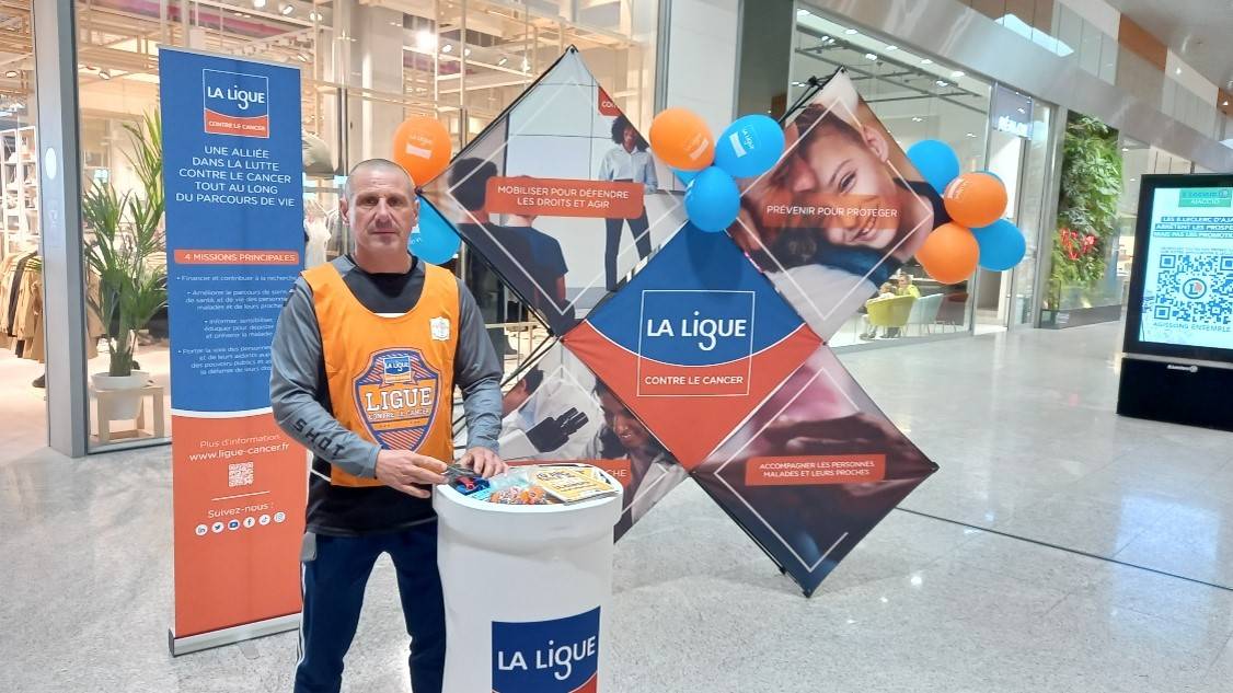 bénévole sur son stand
