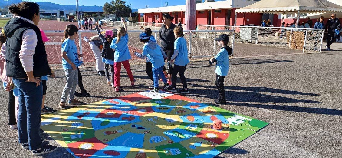 enfants jeu en extérieur